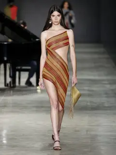 Look 24: vestido assimétrico, vazado lateral