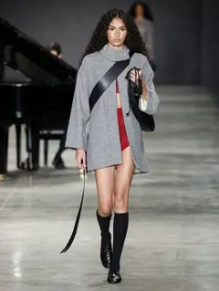 Look 25: casaco, top, calcinha, meias