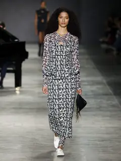 Look 26: vestido, blusa manga longa, saia
