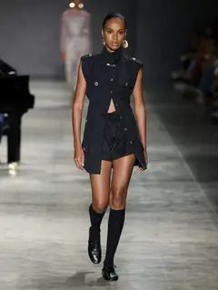 Look 27: colete longo, shorts, meias