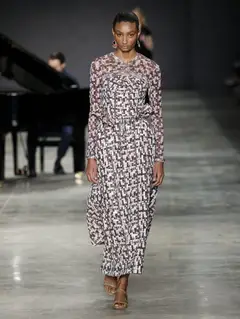 Look 28: vestido longo, blusa manga longa