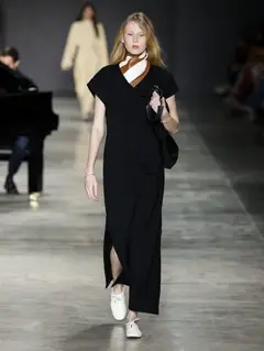 Look 29: vestido longo, lenço