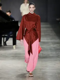 Look 31: blusa amarrada, calça