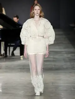 Look 32: blusa, mini saia, saia longa transparente, shorts