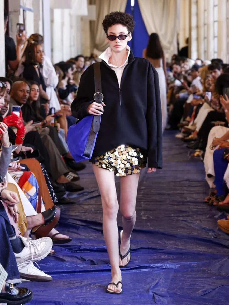 Look 27: blusão, minissaia