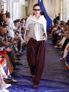 Look 20: camiseta, suéter, calça