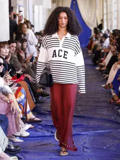 Look 21: camisa polo, saia