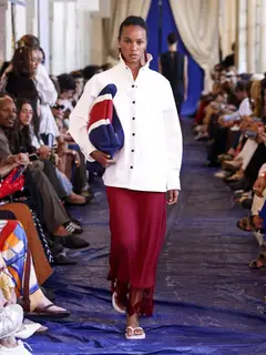 Look 24: camisa, saia