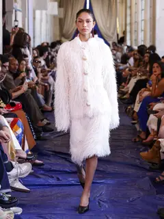 Look 25: casaco, saia