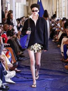 Look 27: blusão, minissaia