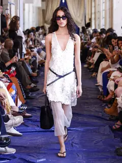 Look 28: vestido, calça