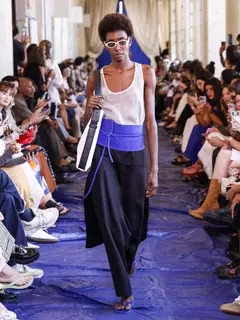 Look 32: regata, faixa, calça