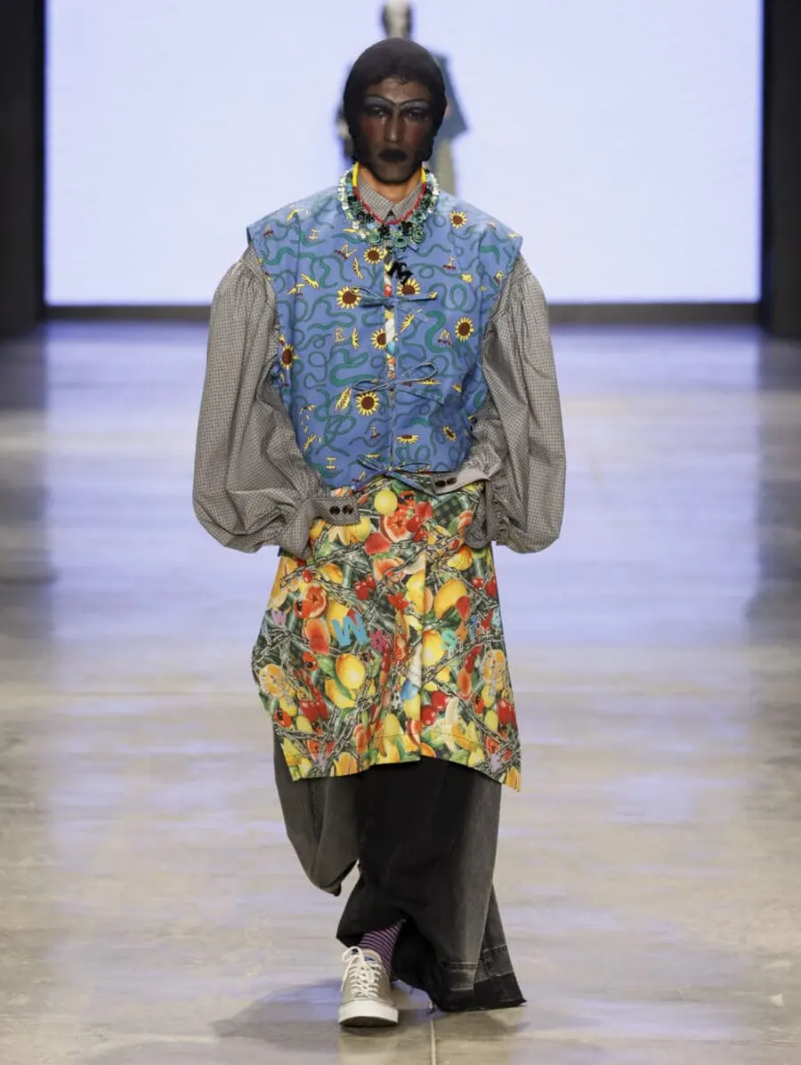 Look 11: colete, camisa, saia, calça
