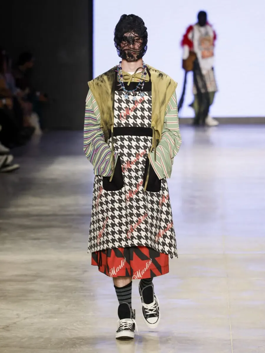 Look 23: colete, camisa, vestido, saia