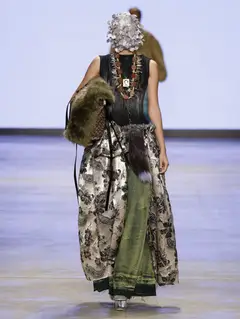 Look 1: colete, saia