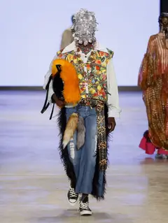Look 5: colete, camisa, calça