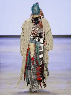 Look 6: casaco, camiseta, saia, calça