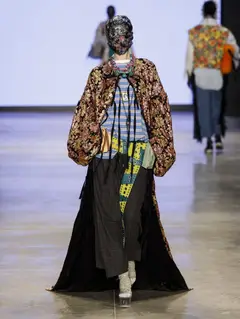 Look 7: casaco, camiseta, calça