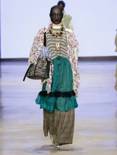 Look 8: camisa, camiseta, vestido, calça