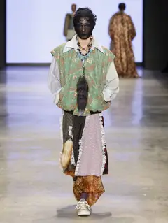 Look 9: colete, camisa, saia
