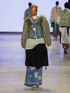 Look 10: colete, casaco, camiseta, saia, calça