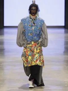 Look 11: colete, camisa, saia, calça