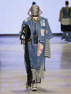 Look 12: casaco, camiseta, calça
