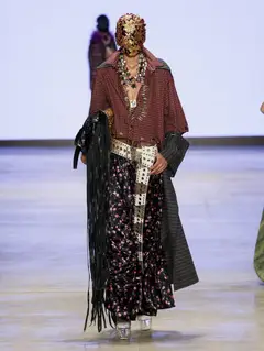 Look 14: camisa, calça, casaco