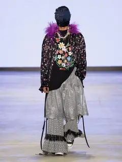 Look 15: jaqueta, camiseta, saia, calça