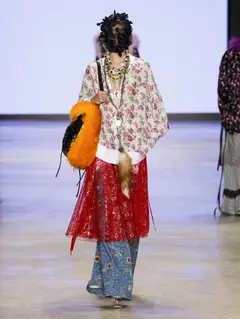 Look 16: camisa, saia, calça