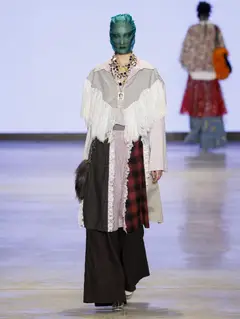 Look 18: casaco, saia, calça