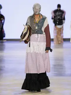 Look 19: camisa, saia, calça
