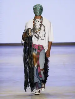 Look 20: camiseta, calça