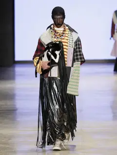 Look 21: camisa, camiseta, calça