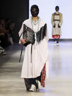 Look 22: vestido-camisa, calça
