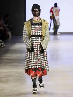 Look 23: colete, camisa, vestido, saia