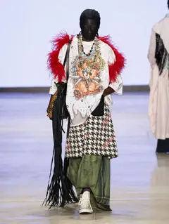 Look 24: camiseta, saia, calça