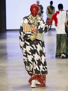 Look 25: casaco, colete, calça