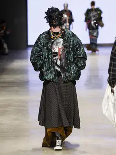 Look 28: jaqueta, camiseta, saia, calça