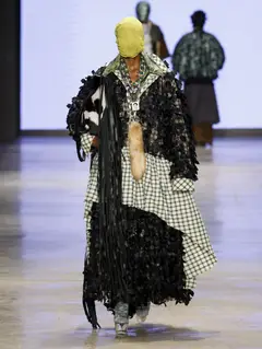 Look 30: casaco, vestido, saia
