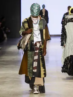 Look 31: casaco, camiseta, calça