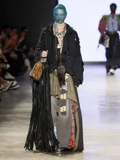 Look 32: moletom, saia, calça