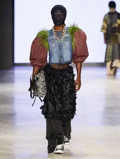 Look 33: colete, saia, calça