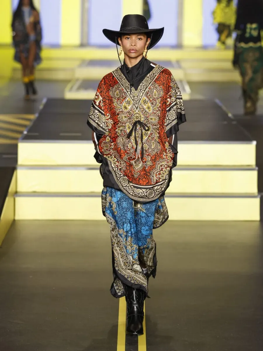 Look 14: poncho, calça