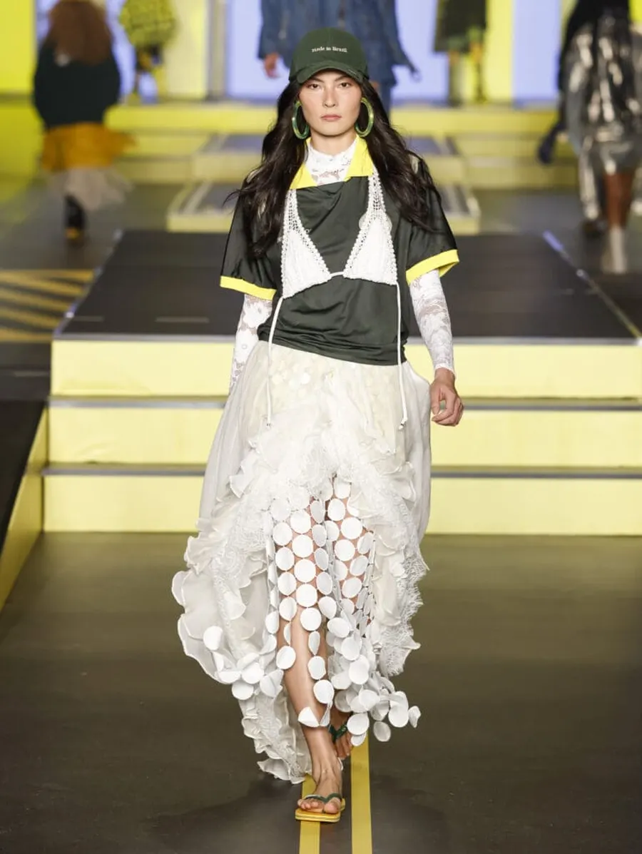 Look 19: camiseta, top, saia