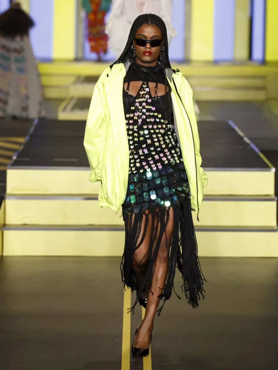 Look 42: parka, vestido