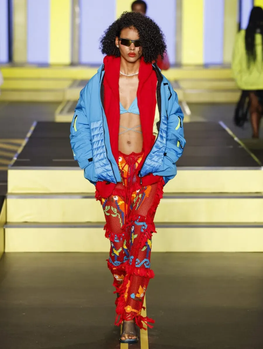 Look 45: jaqueta, moletom, biquíni, calça