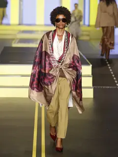 Look 5: lenço, camisa, calça