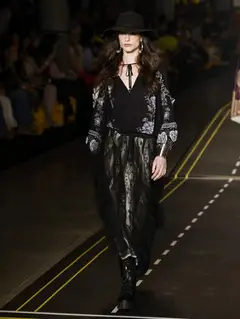 Look 6: blusa, saia