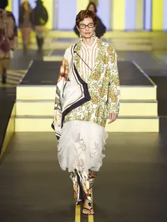 Look 7: casaco, camisa, saia